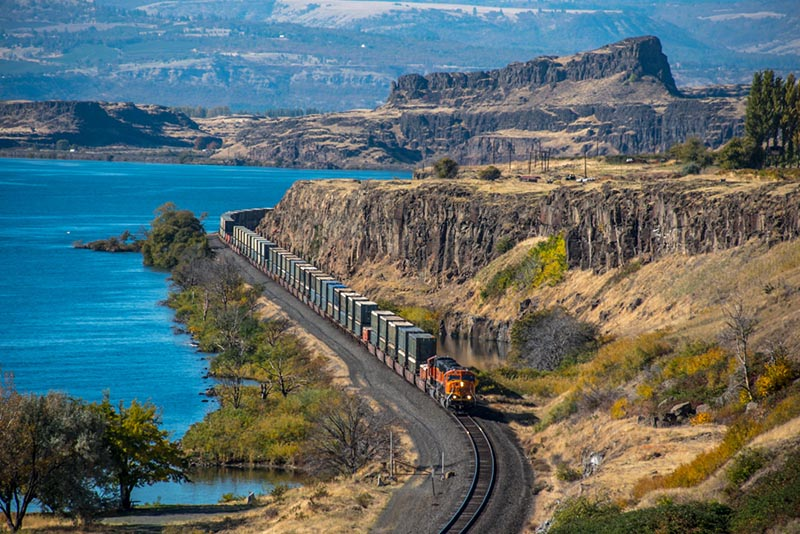 image Travel Sire Columbia River Gorge view from Portland to Seattle Amtrak train